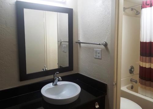 Red Roof Inn San Antonio Northeast - Rittiman Rd - image 7