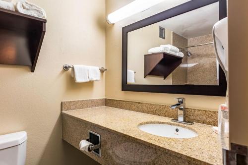 Red Roof Inn PLUS+ & Suites Houston – IAH Airport SW - image 6