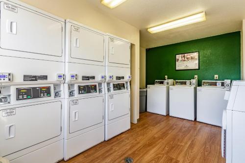 HomeTowne Studios by Red Roof - Atlanta NE - Peachtree Corners - image 9