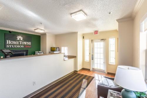Lobby, HomeTowne Studios Atlanta NE - Peachtree Corners in Peachtree Corners