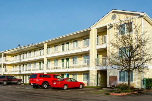 HomeTowne Studios by Red Roof Salem OR - image 9