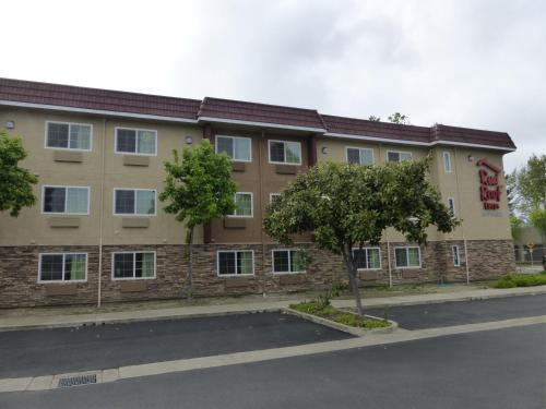 Exterior view, Red Roof Inn Hayward in Union City (CA)