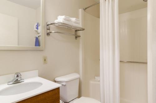 HomeTowne Studios by Red Roof Denver - Glendale/ Cherry Creek - image 5