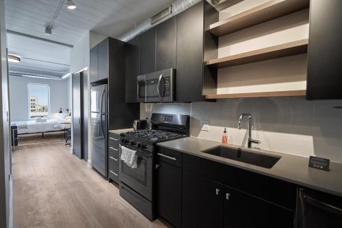 FRONTDESK Wrigleyville Studio Apt with Balcony