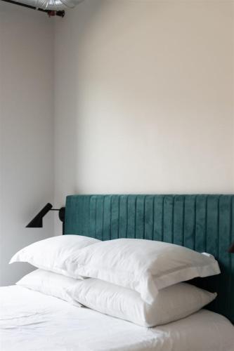 Chic Wrigleyville Studio with Balcony by Zencity - image 8