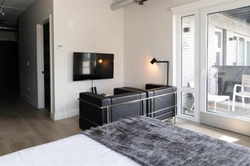 Chic Wrigleyville Studio with Balcony by Zencity - main image