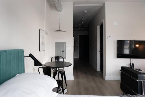 Chic Wrigleyville Studio with Balcony by Zencity - image 7