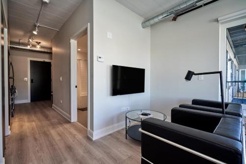 Chic Wrigleyville Studio with Balcony by Zencity - image 3