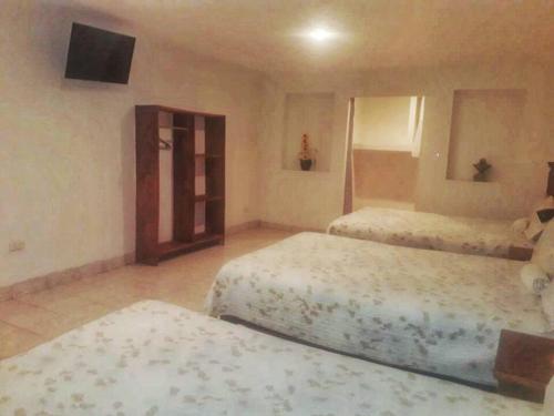 HUGE HOTEL room FOR 6/LOWEST rate
