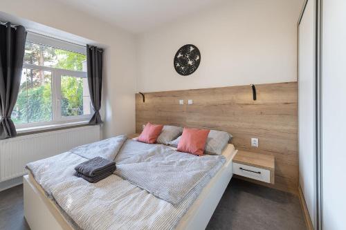1 queen bed, 2 sofa beds