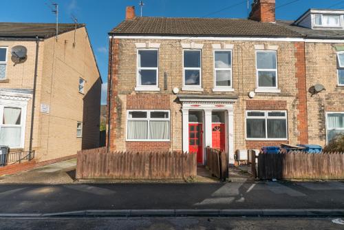 Saks 3 Bed - 2 Living Area House in Newland Ave Hull