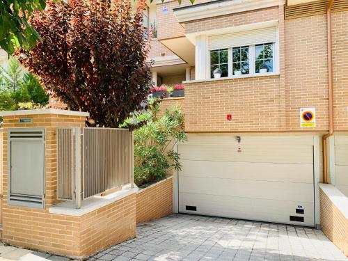 المنظر الخارجي, Loft de estilo industrial con jardín y garaje privados (Loft de estilo industrial con jardin y garaje privados) in Zorrilla