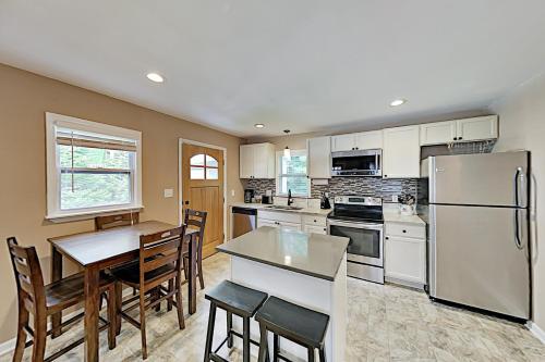 Lakeside Cottage - Walk to Downtown Park & Golf home - image 4