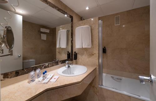 Double Room image 6