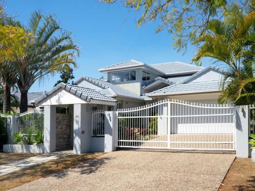 Super Sized Family Retreat With a Pool