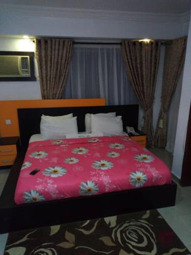 Alluring View Hotel - Toyin Sreet – Ikeja, NY
