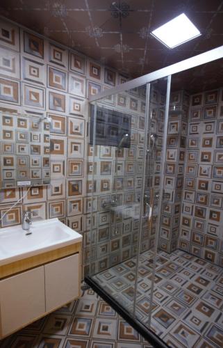 Bathroom, Kenting Fu Bao Inn 墾丁芙寶屋輕旅 in Manjhou Township
