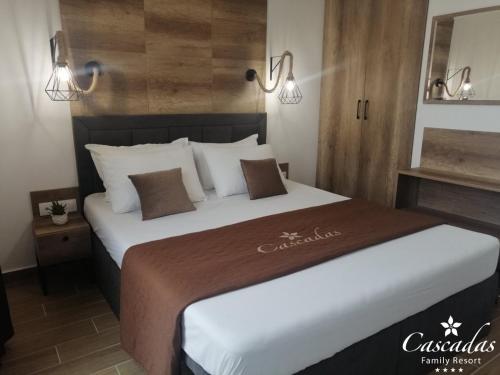 2 queen beds, 1 sofa bed