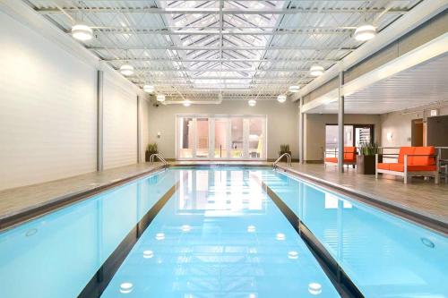 2BR Navy Pier Loft with Pool, Gym & Views by ENVITAE