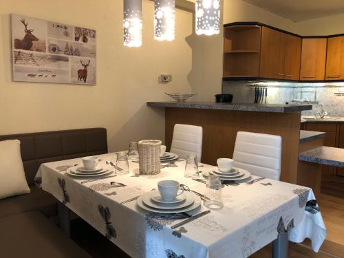 Two-Bedroom Apartment room in Apartment Happy Holiday