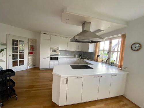 Villa Vahl Luxe groepsvilla, 16 personen, tuin met BBQ en sauna, open haard, perfect voor families & retreats in Schmallenberg, Deutschland