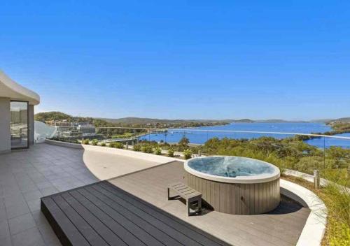 B&B Gosford - Stylish Penthouse with Views & Jacuzzi - Bed and Breakfast Gosford