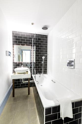 Cairn Hotel & Apartments - image 2