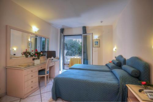 Classic Double Room with Garden View image 5