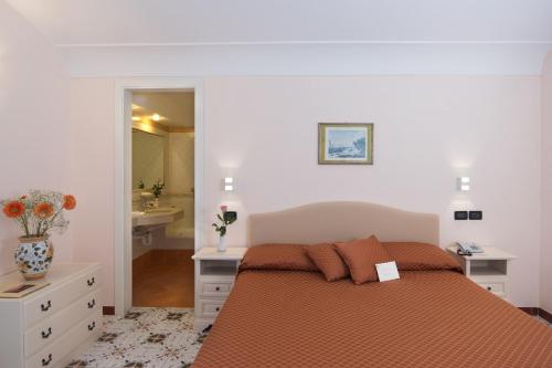 Classic Double Room with Lateral Sea View image 4