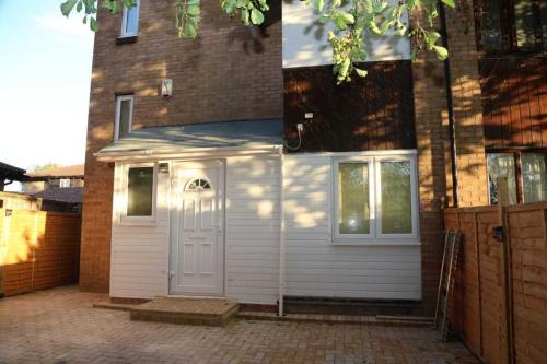 A A Guest Rooms Thamesmead Immaculate 4 Bed Rooms - image 4