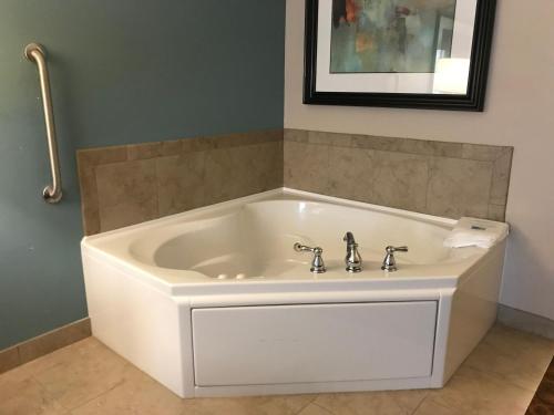 Suite with Whirlpool