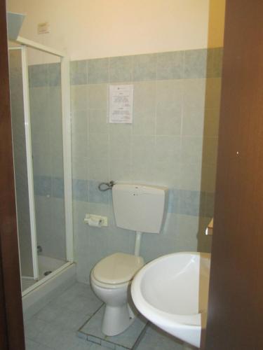 Twin Room image 7