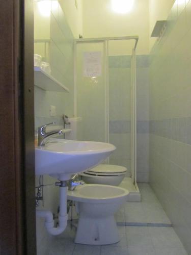 Twin Room image 10