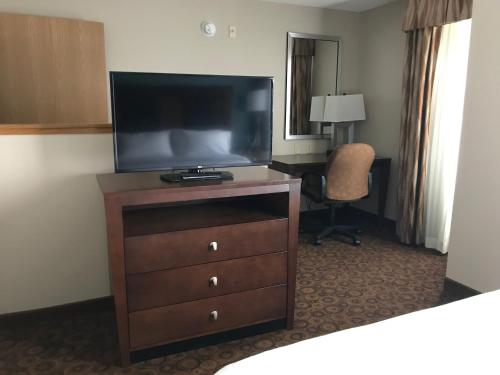 Holiday Inn Express and Suites St. Cloud, an IHG Hotel