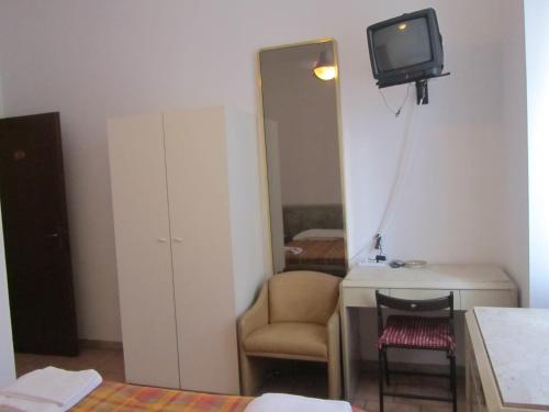 Double Room image 4