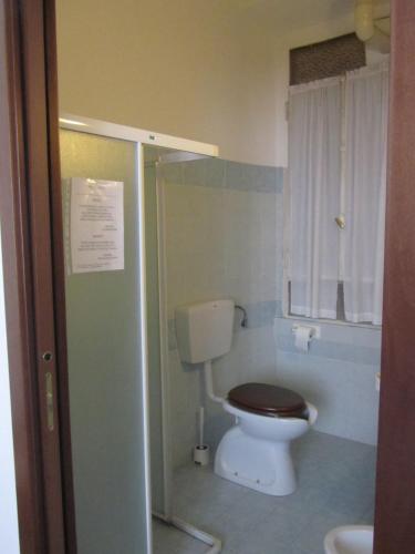 Twin Room image 9