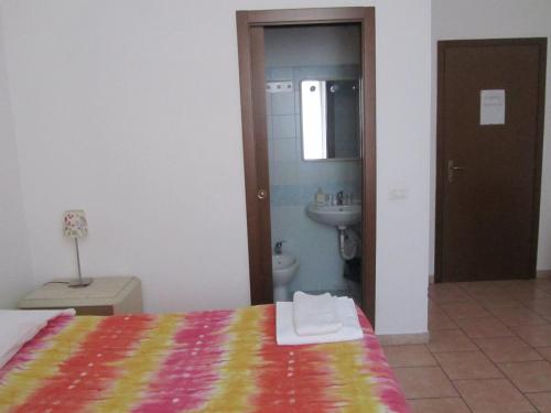 Double Room image 7
