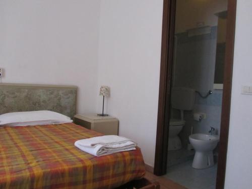 Double Room image 3