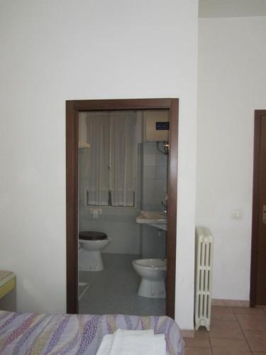 Twin Room image 8