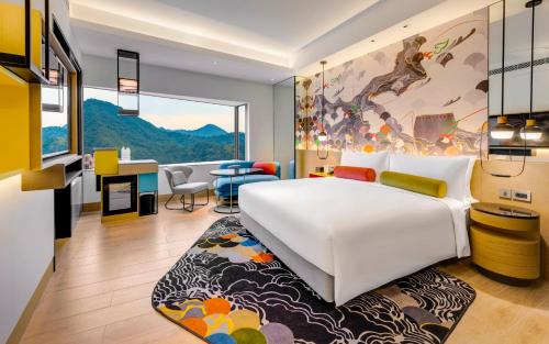 Premium King Room image 3