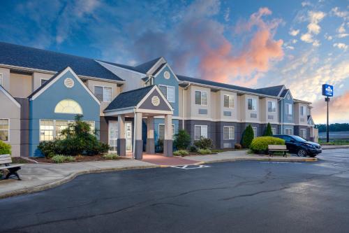 . Microtel Inn & Suites by Wyndham Burlington