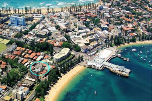 Sunny 2BR in Manly - steps to beaches, shops, cafes