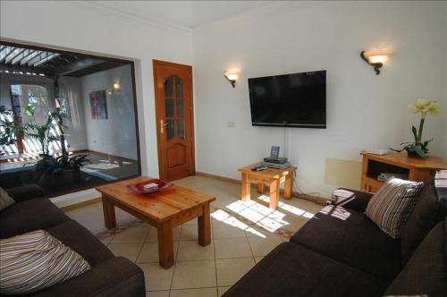 Villa Playa Del Blanca - A delightful 4 Bedroom Villa - Hot Tub - Walking Distance To The Beach - image 3