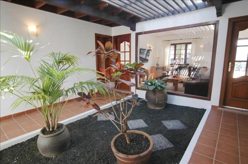 Villa Playa Del Blanca - A delightful 4 Bedroom Villa - Hot Tub - Walking Distance To The Beach - image 6