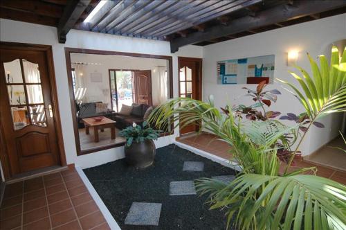 Villa Playa Del Blanca - A delightful 4 Bedroom Villa - Hot Tub - Walking Distance To The Beach - image 7