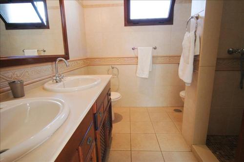 Villa Playa Del Blanca - A delightful 4 Bedroom Villa - Hot Tub - Walking Distance To The Beach - image 10
