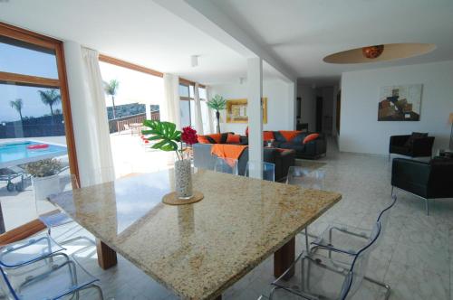 Villa Montana baja - A Stunning 7 Bedroom Villa - Perfect For Large Families And Friends - image 4