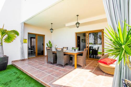 Villa Caletas Teguise - A Wonderful 4 Bedroom Villa - Perfect For A Large Group gîte à louer Arrecife