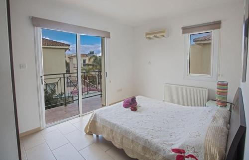 Villa Nelopis Enas - Modern 3 Bedroom Pernera Villa with Pool - Short Walk to all Amenities - image 5