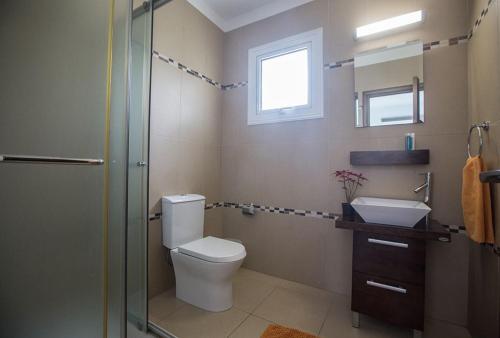 Villa Nelopis Enas - Modern 3 Bedroom Pernera Villa with Pool - Short Walk to all Amenities - image 8